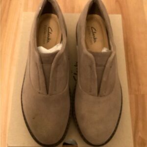Clarks Airabelle Sky, Beige/Camel suede slip ons size 8M